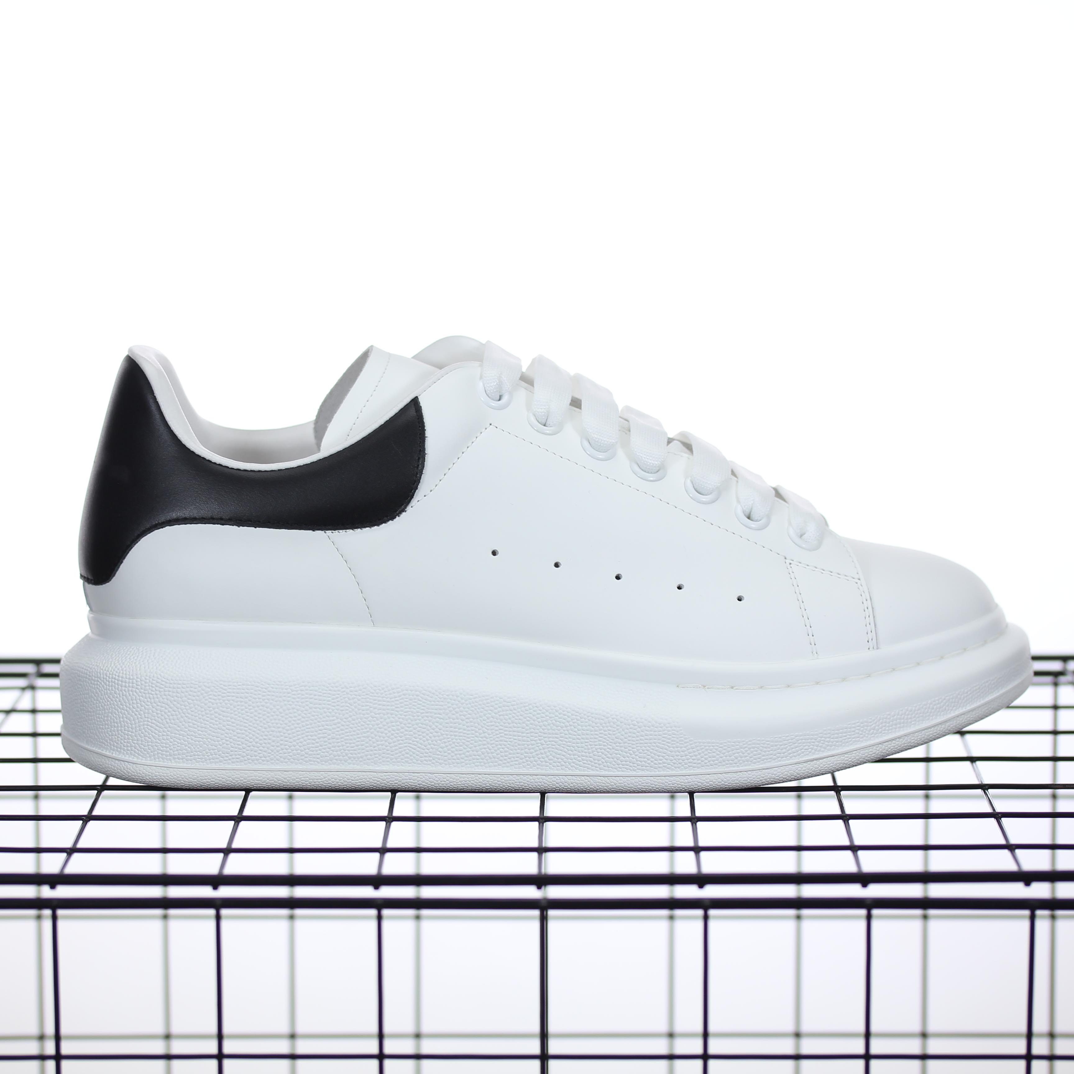 brand Luxury designer Men Fashion Women Shoes Leather Lace Up Platform Oversized Sole Confortable White Casual Shoe With Box size 35-45
brand Luxury designer Men Fashion Women Shoes Leather Lace Up Platform Oversized Sole Confortable White Casual Shoe With Box size 35-45