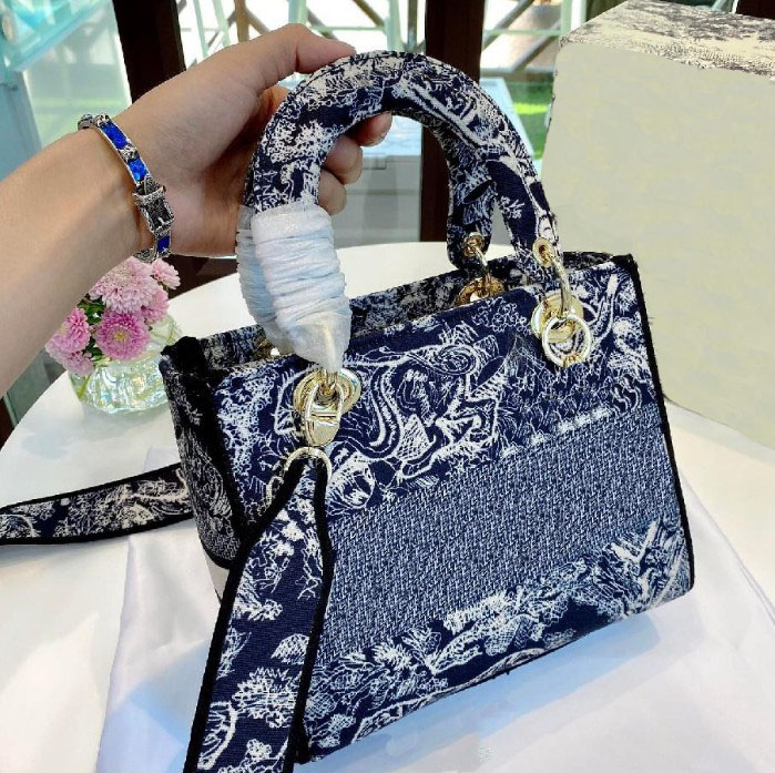 21FW women's cross body bags designer handbag with classic lettered diagonal crossover shoulder bag high quality women wallet1
21FW women's cross body bags designer handbag with classic lettered diagonal crossover shoulder bag high quality women wallet1