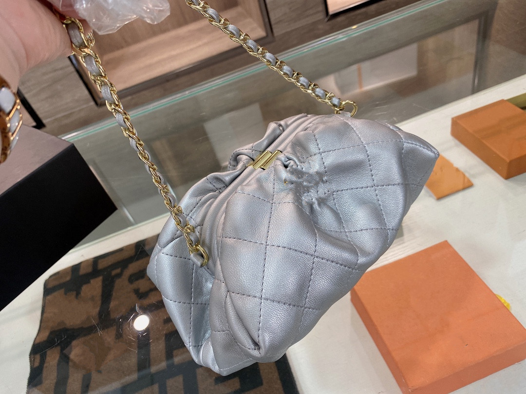 Fashion shoulder bag ladies designer checkered chain cloud handbag one shoulders clutch wallet
Fashion shoulder bag ladies designer checkered chain cloud handbag one shoulders clutch wallet