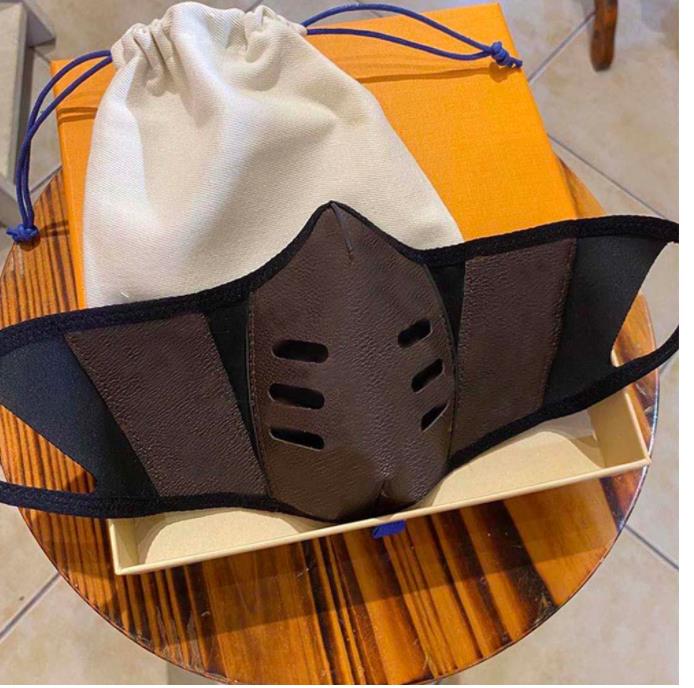 Fashion Designer Party Masks Men Women Dust Reusable Washable Leather Mask Outdoor Cotton Cloth Plaid Face Mask with Box and Dustbag
Fashion Designer Party Masks Men Women Dust Reusable Washable Leather Mask Outdoor Cotton Cloth Plaid Face Mask with Box and Dustbag