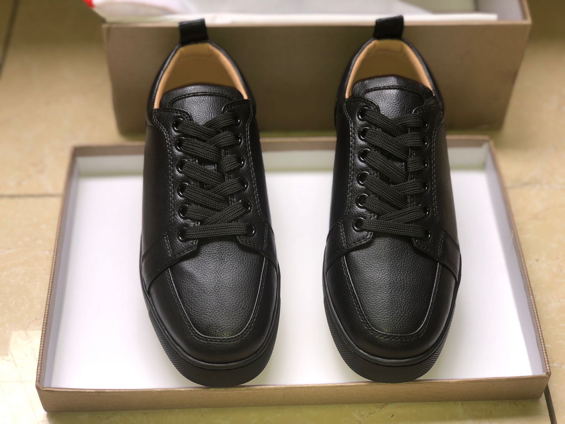 Top Quality Luxury Men Casual Shoe Sneakers Low Tops Flats Red Bottom Without Spikes Rantulow Black White Patent Leather Calfskin Junior orl
Top Quality Luxury Men Casual Shoe Sneakers Low Tops Flats Red Bottom Without Spikes Rantulow Black White Patent Leather Calfskin Junior orl