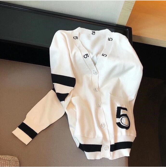 2021 The autumn/winter women's long sleeves knitting cardigan Sweaters simple style fashion wool Letters embroidery knitwear, White
2021 The autumn/winter women's long sleeves knitting cardigan Sweaters simple style fashion wool Letters embroidery knitwear, White