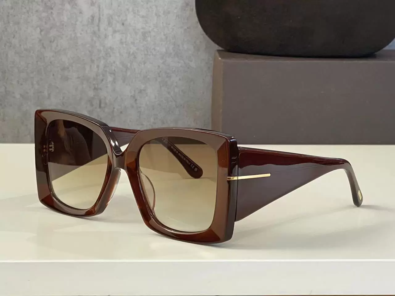 sunglasses For Men and Women Designer Summer style 0921 Anti-Ultraviolet Retro Plate Square Full frame fashion Random Box 
sunglasses For Men and Women Designer Summer style 0921 Anti-Ultraviolet Retro Plate Square Full frame fashion Random Box