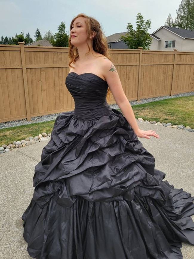 Gothic Black Taffeta Wedding Dress Strapless Tiered Ruched Skirt Vintage Victorian Bridal Gowns Back Lace-Up Plus Size Bride Wedding Dresses 2022 Vest