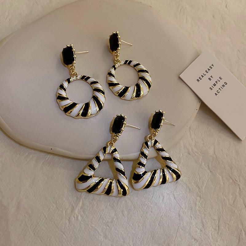 Dangle & Chandelier Vintage Hollow Geometry Triangle Earrings For Women Black And White Striped Drop Korean Zircon Wedding Jewelry, Silver
Dangle & Chandelier Vintage Hollow Geometry Triangle Earrings For Women Black And White Striped Drop Korean Zircon Wedding Jewelry, Silver