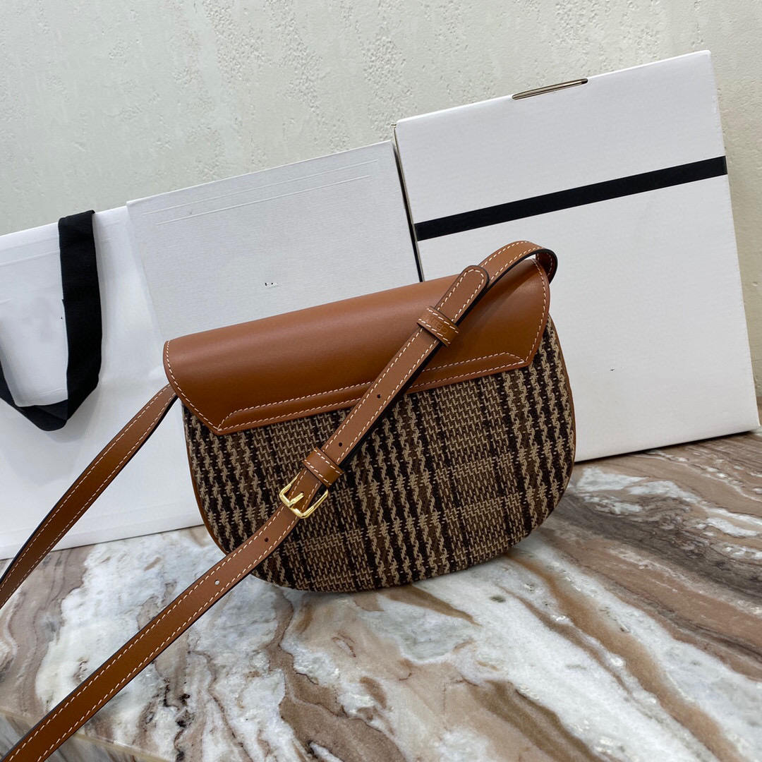 Classic Ladies Bags 7A High-end Custom Quality Saddle Bag Fashion Business Casual Style with Long Slap 435435, Black;red
Classic Ladies Bags 7A High-end Custom Quality Saddle Bag Fashion Business Casual Style with Long Slap 435435, Black;red