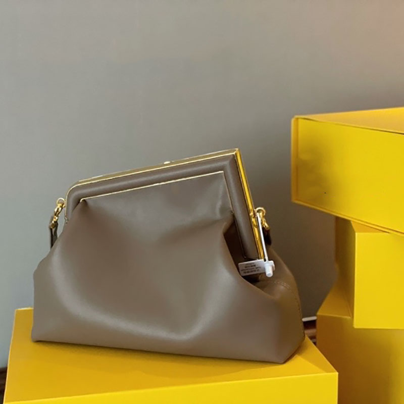 Women Handbags Luxurys Designers Bags The Clouds Package Tote Bag Leather Handbag Shoulder Bag Designers Purses Wallet 32*25cm New 21090703R, Box
Women Handbags Luxurys Designers Bags The Clouds Package Tote Bag Leather Handbag Shoulder Bag Designers Purses Wallet 32*25cm New 21090703R, Box