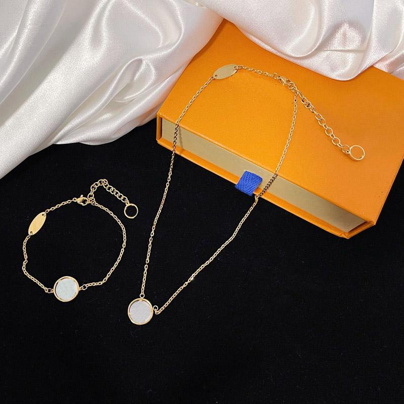 Fashion Necklace Luxury Pendant Necklaces Love Bracelet for Man Women designer jewelry Bracelets with BOX
Fashion Necklace Luxury Pendant Necklaces Love Bracelet for Man Women designer jewelry Bracelets with BOX