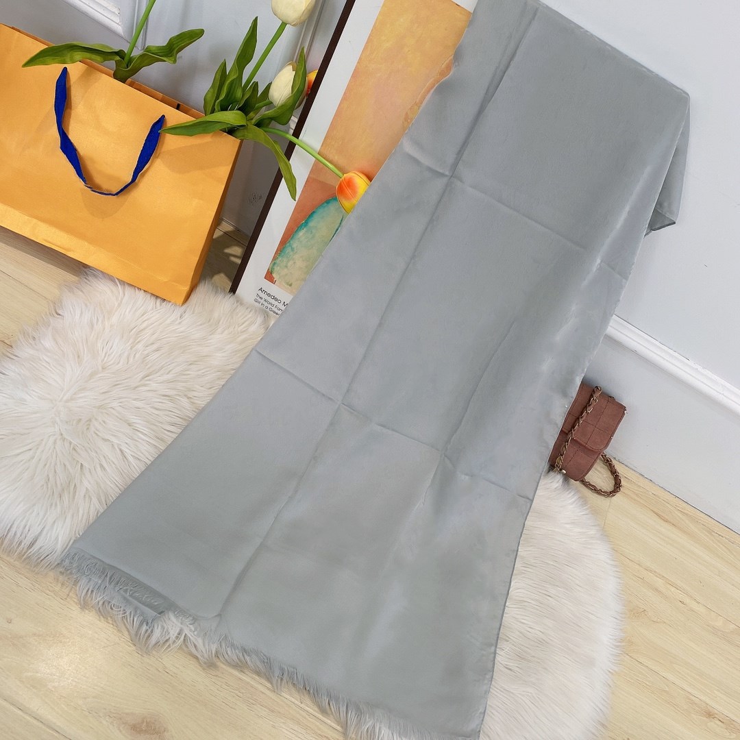 2021 luxury Designer women's silk scraf Classic letter printing pattern long scarves Light and soft Shawl Four-season serviceable 180cm L
2021 luxury Designer women's silk scraf Classic letter printing pattern long scarves Light and soft Shawl Four-season serviceable 180cm L