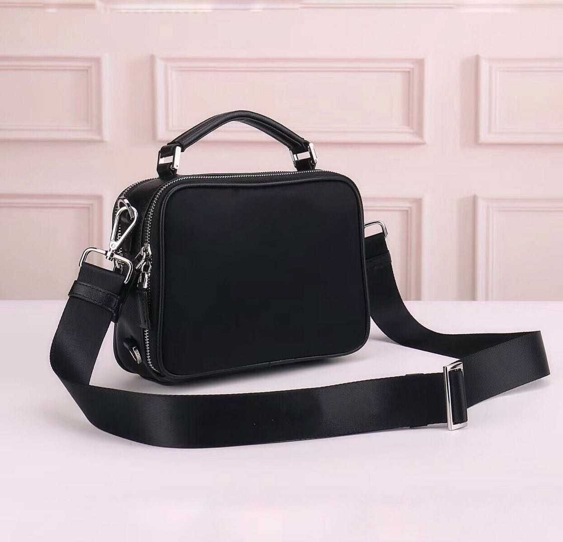 CLASSIC FLOWER Fashion men shoulder for women satchel Tote woman chain messenger handbags canvas purse wholesale, Ribbon(not for sale separately)
CLASSIC FLOWER Fashion men shoulder for women satchel Tote woman chain messenger handbags canvas purse wholesale, Ribbon(not for sale separately)