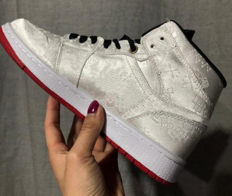 1 Mid Fearless White Satin Silk Basketball Shoes Men 1s Edison Sports Sneakers With Box, Fearless satin silk
1 Mid Fearless White Satin Silk Basketball Shoes Men 1s Edison Sports Sneakers With Box, Fearless satin silk