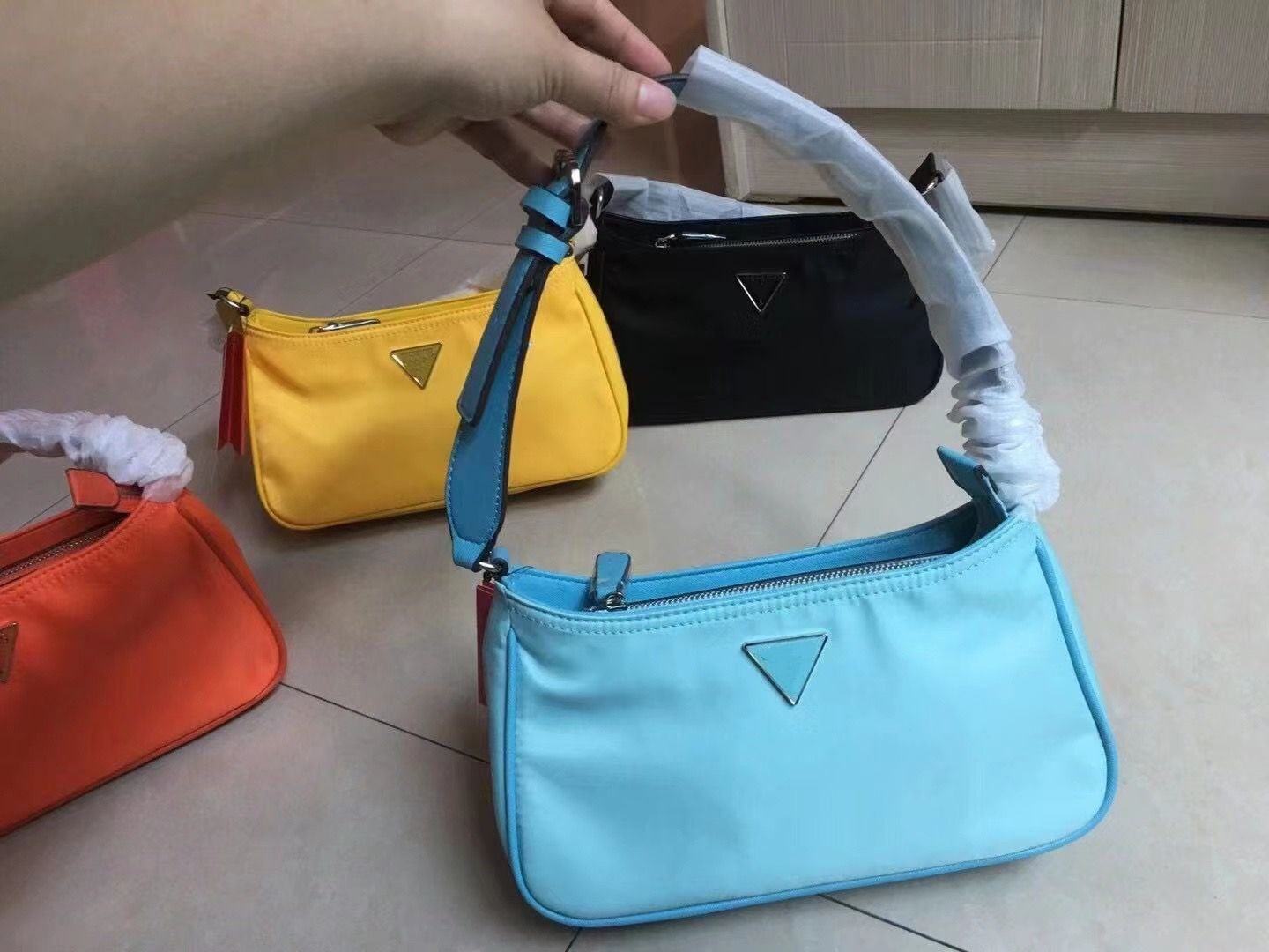2021 Designer G Shoulder Bags For Men and Women Fashion Hobo Handbags Luxury Nylon High quality Messenger Bag
2021 Designer G Shoulder Bags For Men and Women Fashion Hobo Handbags Luxury Nylon High quality Messenger Bag