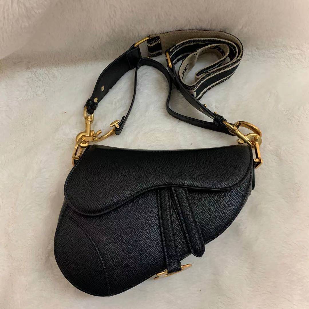 Luxurys Designers Handbag Lady Top Quality Saddle Bags Embroidered Letter Soulder Strap With Box White Red Pink Blue Black Colors, Grey
Luxurys Designers Handbag Lady Top Quality Saddle Bags Embroidered Letter Soulder Strap With Box White Red Pink Blue Black Colors, Grey