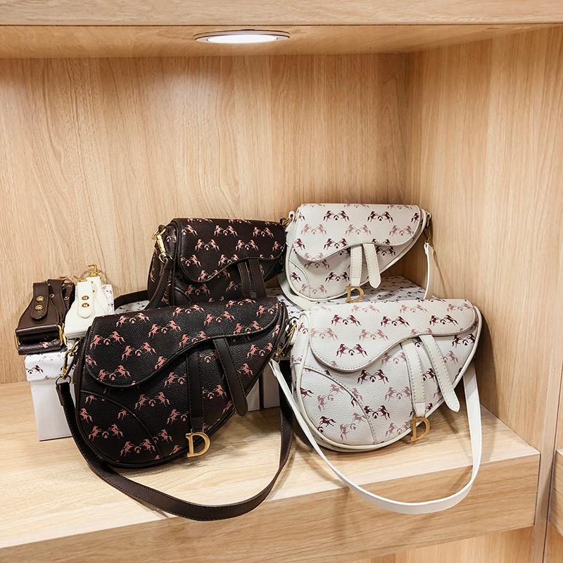 Female Pu ,Double Horse Print Flap Bag,9.5/8 Inch Chest Bag,Elegant Shoulder Bag,White/coffee Waist Bags
Female Pu ,Double Horse Print Flap Bag,9.5/8 Inch Chest Bag,Elegant Shoulder Bag,White/coffee Waist Bags