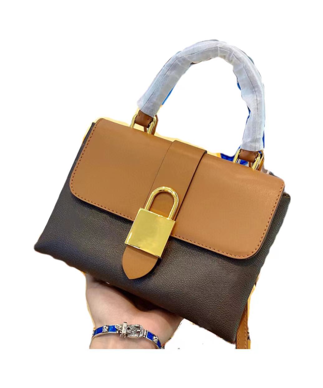 Classic lock shoulder bag Lady's fashionable printed leather designer one handbag Slung over a casual messenger bags
Classic lock shoulder bag Lady's fashionable printed leather designer one handbag Slung over a casual messenger bags