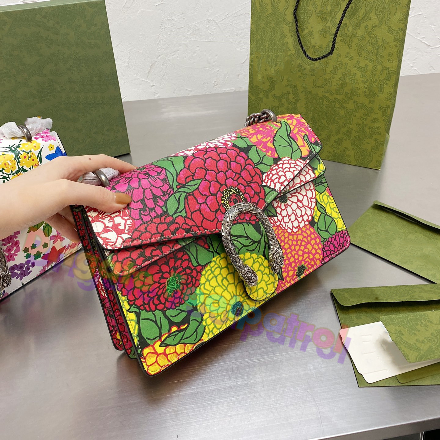 2021 women must-have Flower Printed Messenger Bags Classic Chains crossbody Handbags Luxurys Designers Shoulder bag top quality Coins Card Holder Wallet Flap, No bags
2021 women must-have Flower Printed Messenger Bags Classic Chains crossbody Handbags Luxurys Designers Shoulder bag top quality Coins Card Holder Wallet Flap, No bags