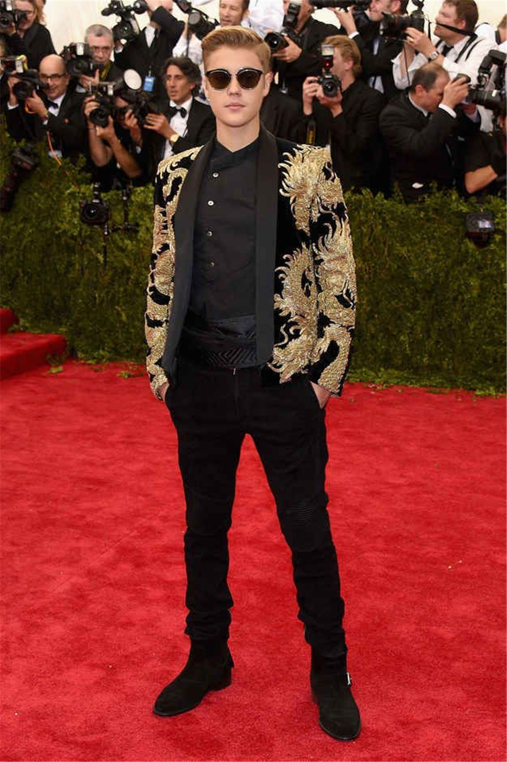 Designer Fashion Celebrity Mens Customized Wedding Tuxedos Gold Appliques Groom Wear Dinner Prom Party Blazer (Jacket+Pants)