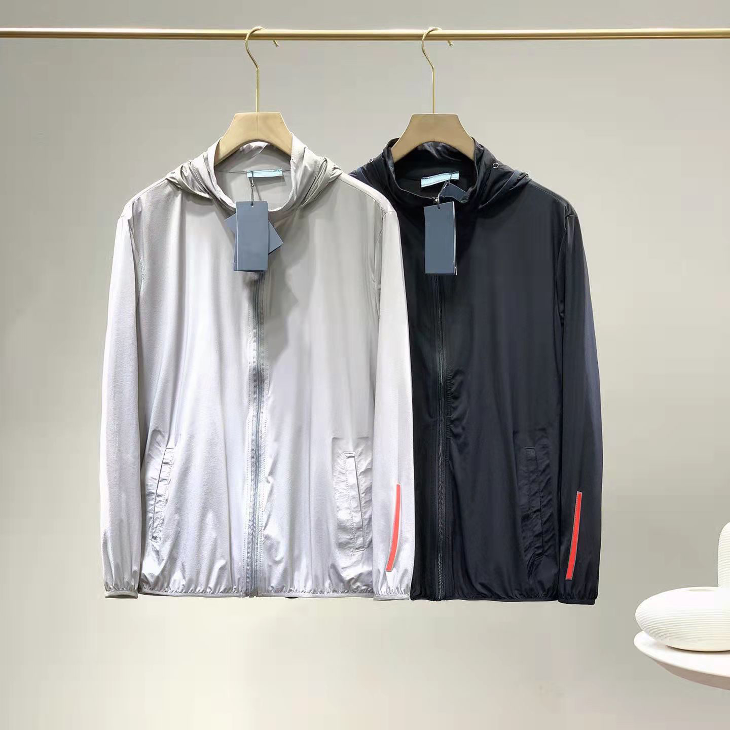 Mens Jackets Hooded Man Coat Spring Autumn Windbreaker Long Sleeves With Letters Budge Fashion Jacket Designer Slim Clothing M-2XL, Bag
Mens Jackets Hooded Man Coat Spring Autumn Windbreaker Long Sleeves With Letters Budge Fashion Jacket Designer Slim Clothing M-2XL, Bag