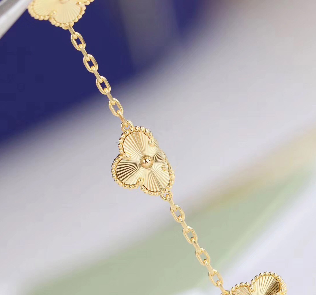 V gold material excellent quality five flowers charm bangle punk bracelet in 18k gold plated for women engagement jewelry have stamp box PS3409
V gold material excellent quality five flowers charm bangle punk bracelet in 18k gold plated for women engagement jewelry have stamp box PS3409