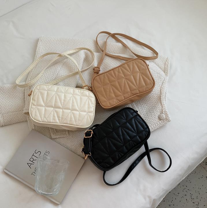Cross Body Solid Color Fashion Bag Crocodile Pattern Stone Grain PU Leather Camera Flap Shoulder For Luxury Design, Black
Cross Body Solid Color Fashion Bag Crocodile Pattern Stone Grain PU Leather Camera Flap Shoulder For Luxury Design, Black