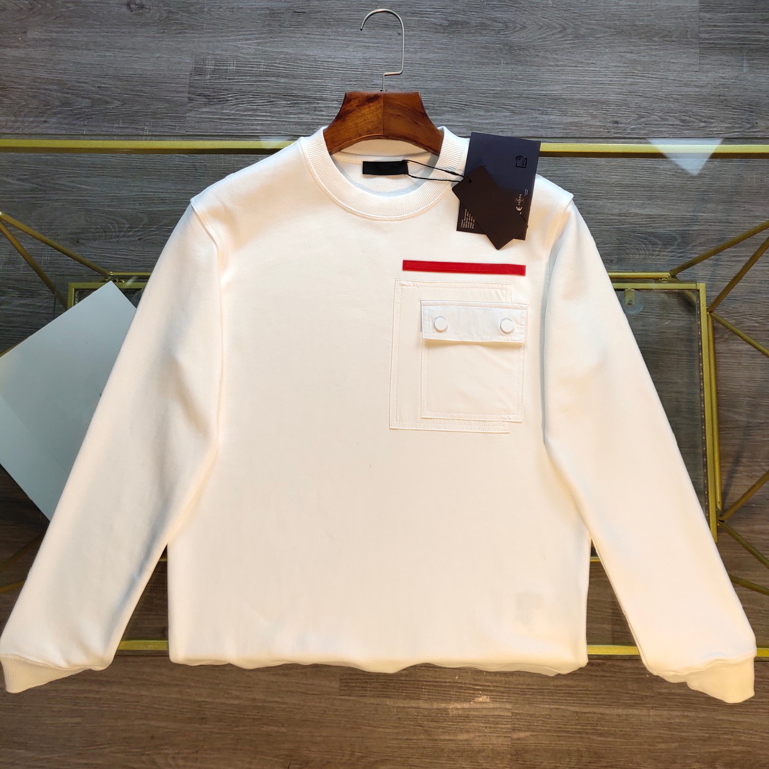 2021 men sweatshirt sports classic retro sweatshirts Letter embroidery long sleeves loose comfortable 480 grams terry fabric Feel Red rubber badge design sweater, White
2021 men sweatshirt sports classic retro sweatshirts Letter embroidery long sleeves loose comfortable 480 grams terry fabric Feel Red rubber badge design sweater, White