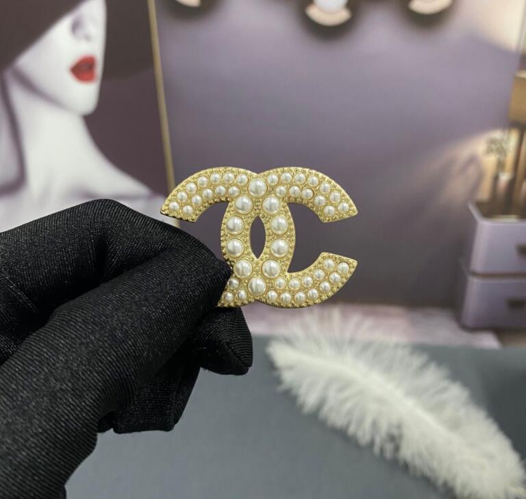 New fund size pearl inlaid brooch is compact and delicate fashion versatile sweater suit deserves to act the role of
New fund size pearl inlaid brooch is compact and delicate fashion versatile sweater suit deserves to act the role of