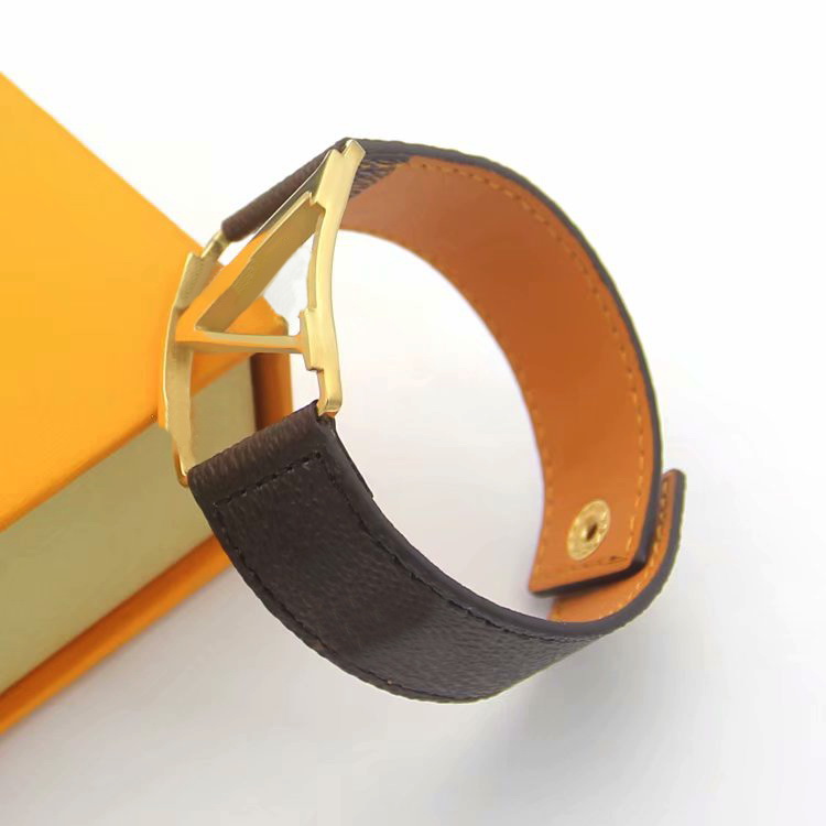 Europe America Fashion Lady Women Print Letter Flower Pattern Design Hollow Out Engrave V Letter Metal Wide Leather Bracelets Bangle 2 Color
Europe America Fashion Lady Women Print Letter Flower Pattern Design Hollow Out Engrave V Letter Metal Wide Leather Bracelets Bangle 2 Color