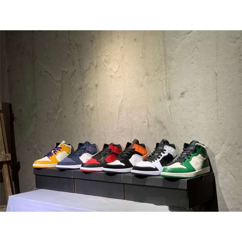 Mid OG 1s Walking Shoes Buckle broken orange Black and white panda Basketball Sneakers Mens &Womens Pine Green Outdoor Trainers ruibatrade
Mid OG 1s Walking Shoes Buckle broken orange Black and white panda Basketball Sneakers Mens &Womens Pine Green Outdoor Trainers ruibatrade