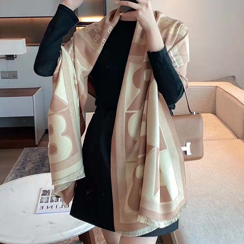 Luxury 2021 Classic Scarf Designer British Plaid Cotton Ladies High Quality Women Cashmere Scarves For Autumn And Winter Shawl Dual-use
Luxury 2021 Classic Scarf Designer British Plaid Cotton Ladies High Quality Women Cashmere Scarves For Autumn And Winter Shawl Dual-use