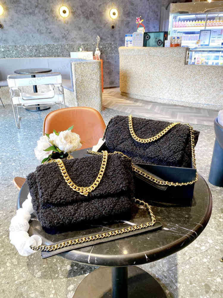 With folding box SS19 autumn and winter advanced lamb wool four-color shoulder bag size large 31cm small 26cm
With folding box SS19 autumn and winter advanced lamb wool four-color shoulder bag size large 31cm small 26cm