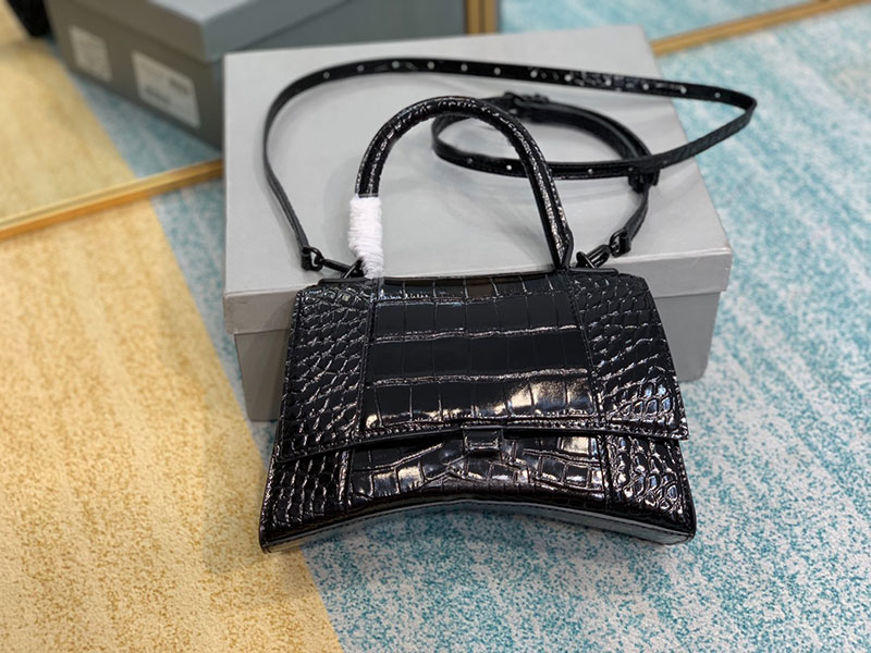 Brand black crocodile pattern shoulder bag woman casual fashion designer messenger bag high-quality handbag with box
Brand black crocodile pattern shoulder bag woman casual fashion designer messenger bag high-quality handbag with box