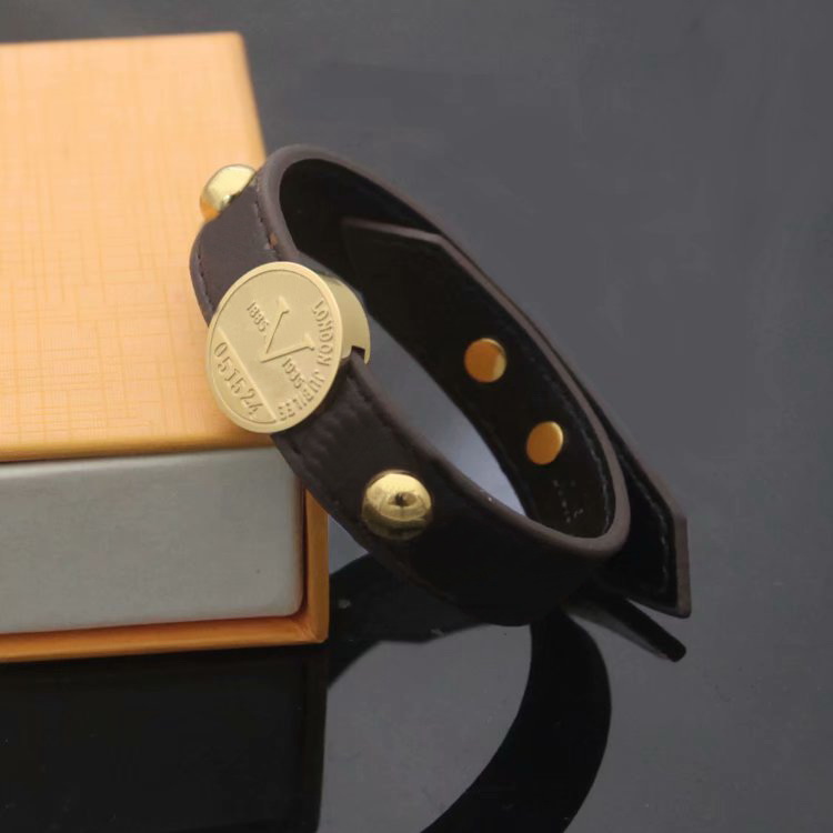 Europe America Fashion Lady Women V Initials Prints Flower Pattern Design Engraved V Letter Metal Rivets Leather Lucky Me Bracelet Bangle M6789E
Europe America Fashion Lady Women V Initials Prints Flower Pattern Design Engraved V Letter Metal Rivets Leather Lucky Me Bracelet Bangle M6789E