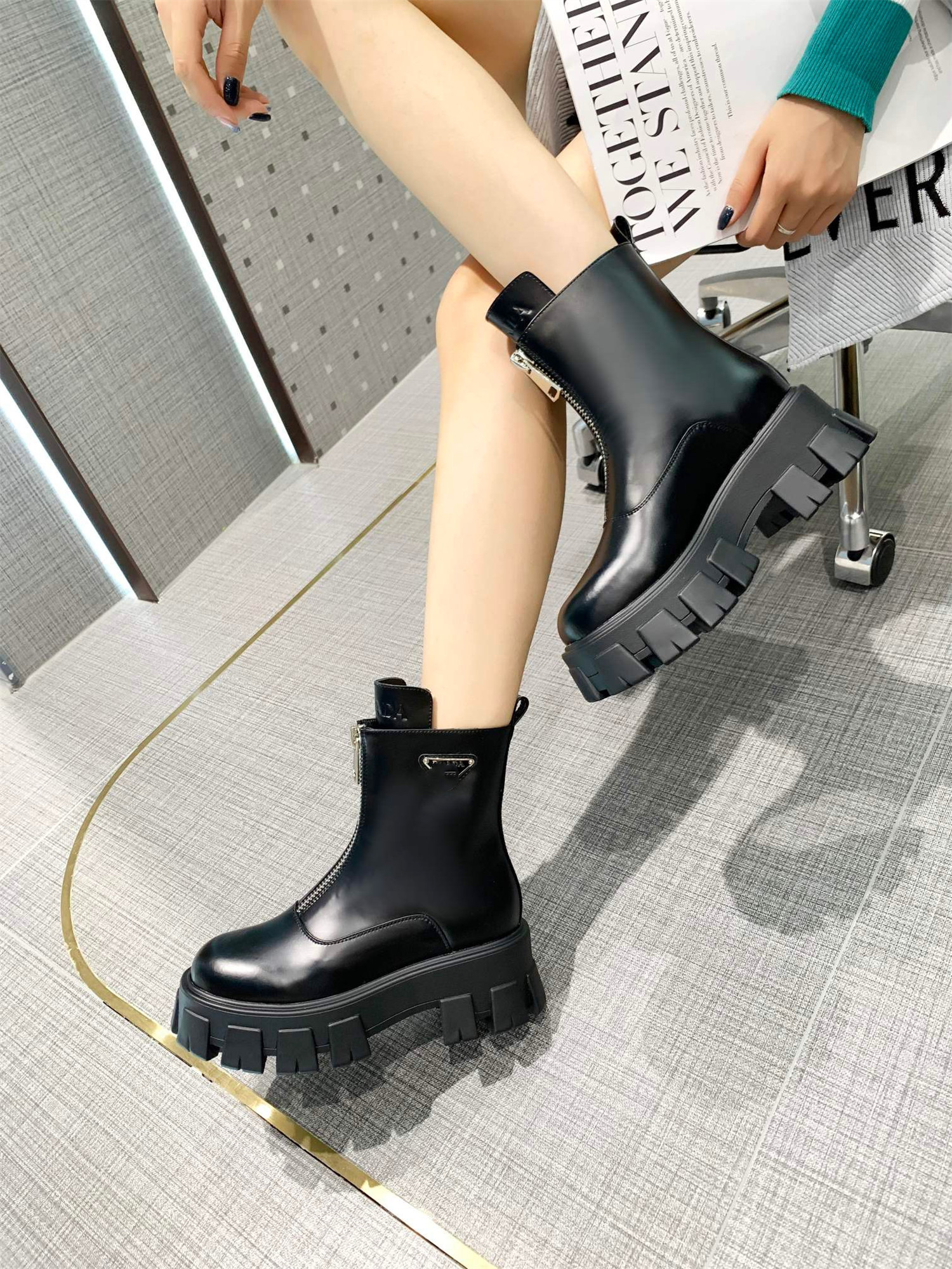 Luxury leisure in the boots fashion half 9 inch autumn and winter design gold hardware logo high quality, Box
Luxury leisure in the boots fashion half 9 inch autumn and winter design gold hardware logo high quality, Box