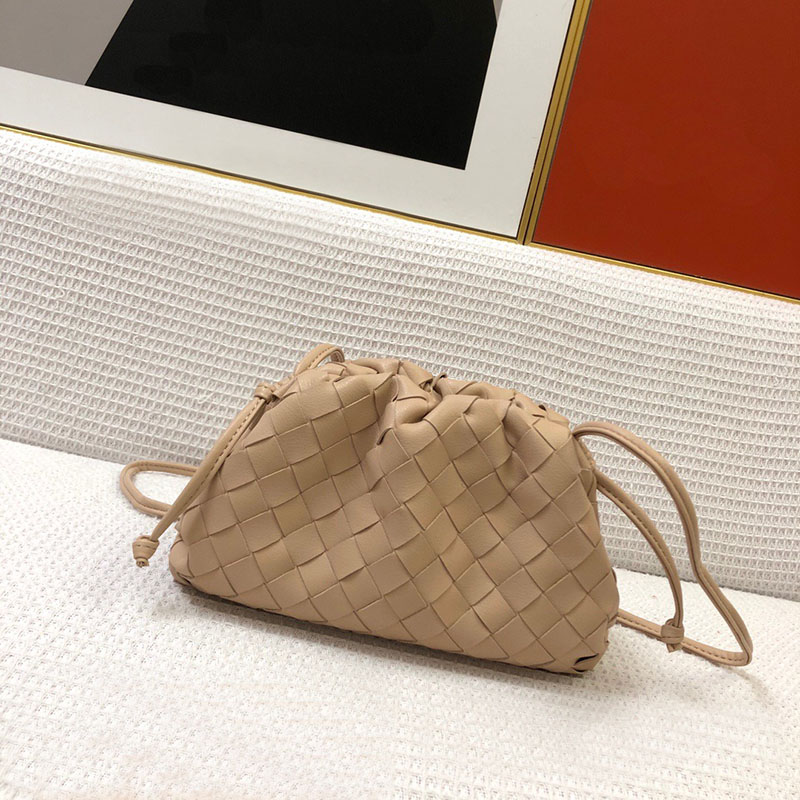 luxurys designers bags high quality real leather Handbags Women's soft Woven handbag crossbody bag Clutch Purses two size, Black
luxurys designers bags high quality real leather Handbags Women's soft Woven handbag crossbody bag Clutch Purses two size, Black