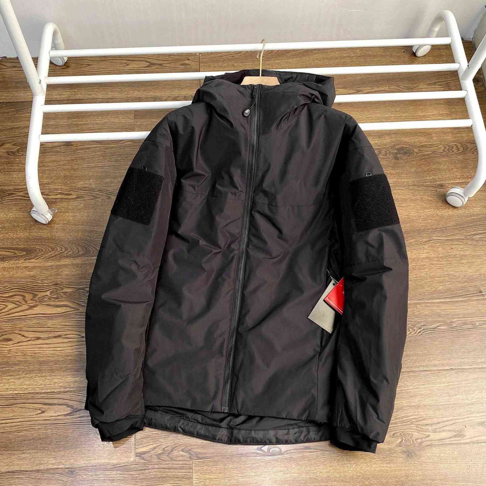12110320 ARC 1:1 Men Leaf Cold WX SV Jacket Winter Hooded Thicken Windproof Waterproof Outdoor Coat Male Jackets H1129, Gray
12110320 ARC 1:1 Men Leaf Cold WX SV Jacket Winter Hooded Thicken Windproof Waterproof Outdoor Coat Male Jackets H1129, Gray