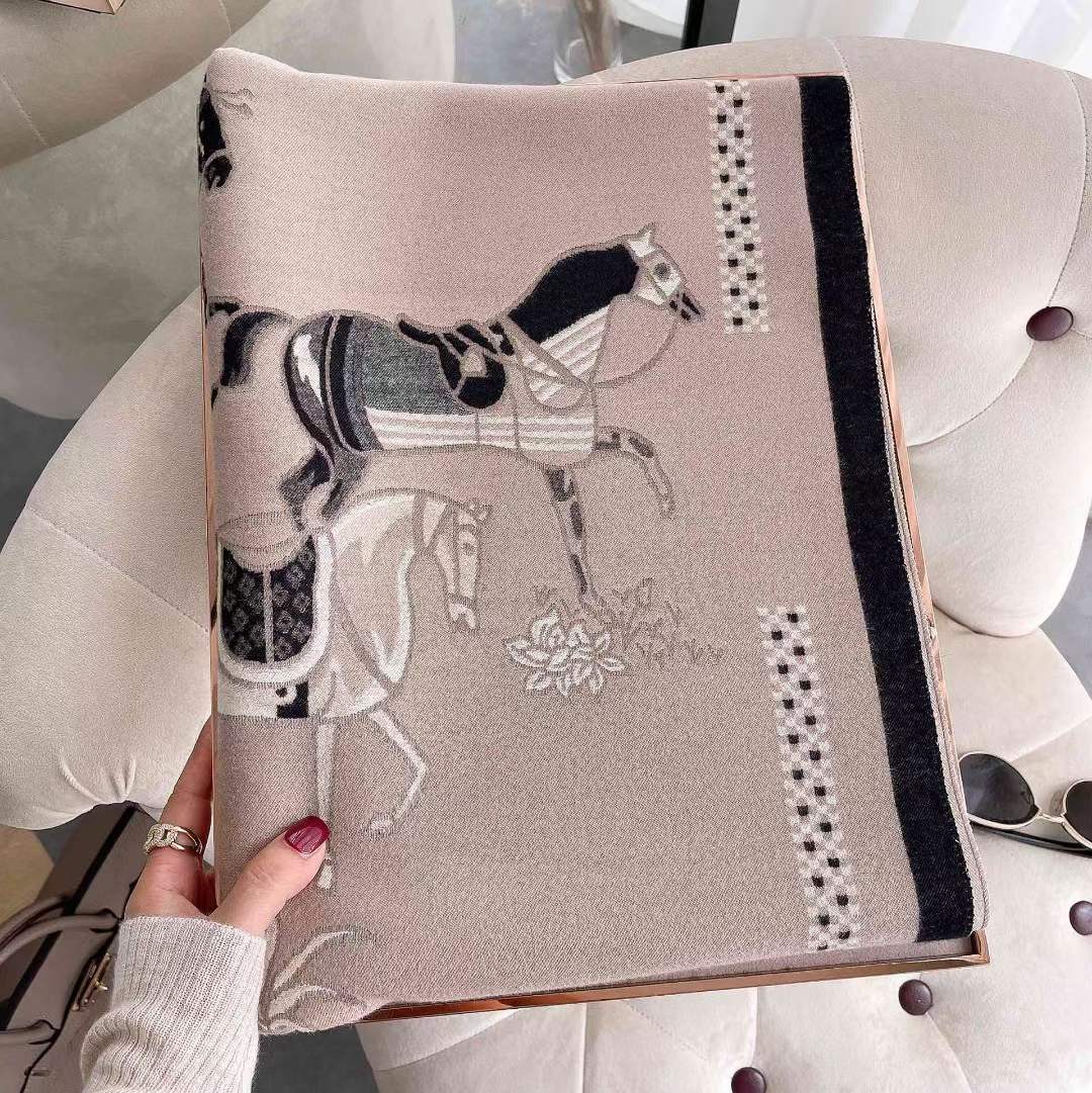 2021 Warm and comfortable ladies wool scarf size 180*70cm Classic horse shawl can be wholesale without box
2021 Warm and comfortable ladies wool scarf size 180*70cm Classic horse shawl can be wholesale without box