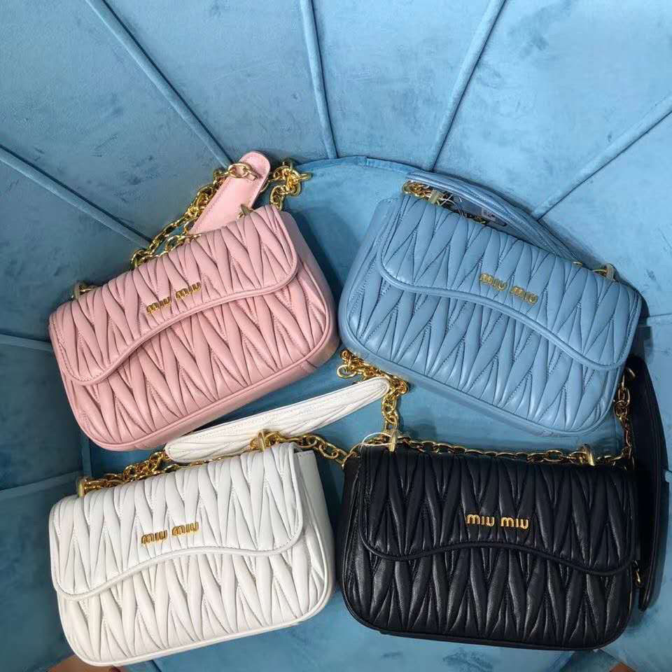 Fashionable Women's Bag Miu Family Autumn and Winter New Chain Long Shoulder Strap Can Be Slung on One Shoulder, Size 23 13, with
Fashionable Women's Bag Miu Family Autumn and Winter New Chain Long Shoulder Strap Can Be Slung on One Shoulder, Size 23 13, with