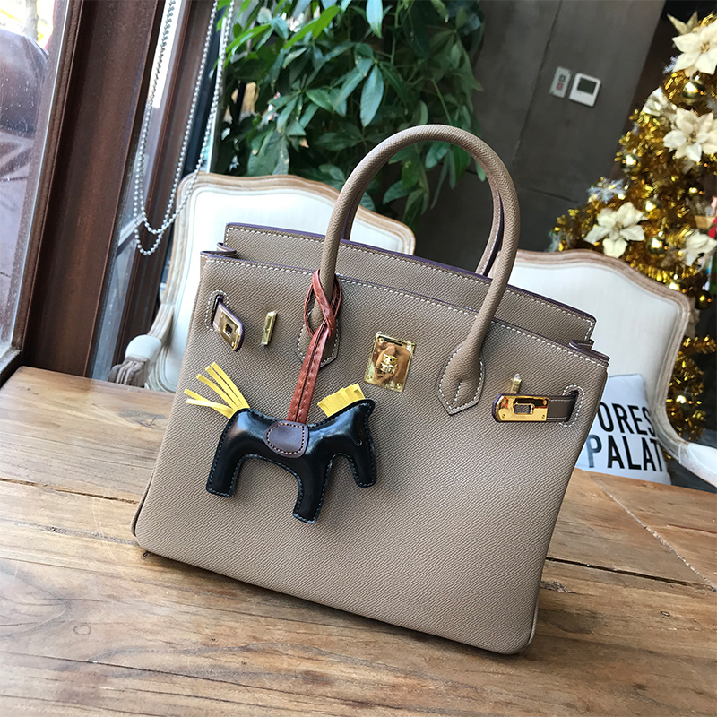 2020 New Hand Palm Print Genuine Leather French Bag Womens Leather Handbag All-Match Shoulder Messenger Bag Bridal Wedding Bag Fashion, White 25cm white small and medium size
2020 New Hand Palm Print Genuine Leather French Bag Womens Leather Handbag All-Match Shoulder Messenger Bag Bridal Wedding Bag Fashion, White 25cm white small and medium size