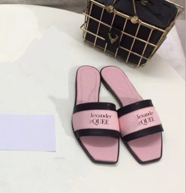 Luxury Brand Slippers High Quality Ladies Sandals Fashion Flat Slippers Flip Flops Vacation Slippers, Grey
Luxury Brand Slippers High Quality Ladies Sandals Fashion Flat Slippers Flip Flops Vacation Slippers, Grey