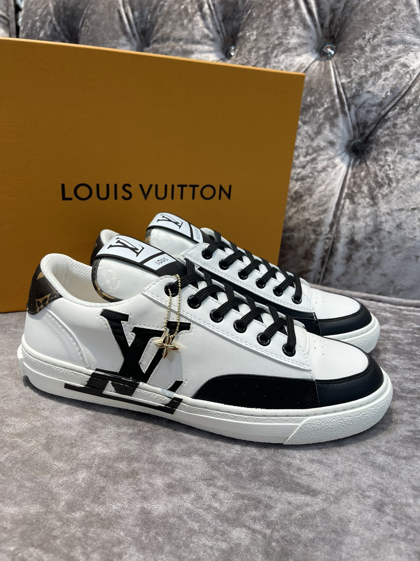 LV
LOUIS
VITTON
VUTTON luxury designer brand men's shoes classic high-top fashion sports sneakers #2366, Black
LV
LOUIS
VITTON
VUTTON luxury designer brand men's shoes classic high-top fashion sports sneakers #2366, Black