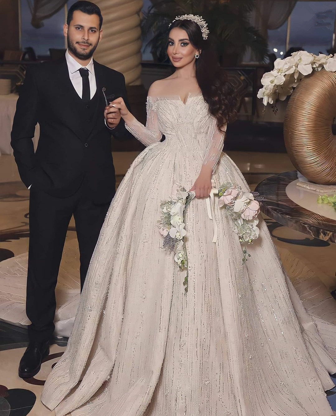 Dubai Wedding Dresses A Line Off the Shoulder Luxury Bridal Gowns Long Sleeves Arabic Custom Made Vestido De Noiva