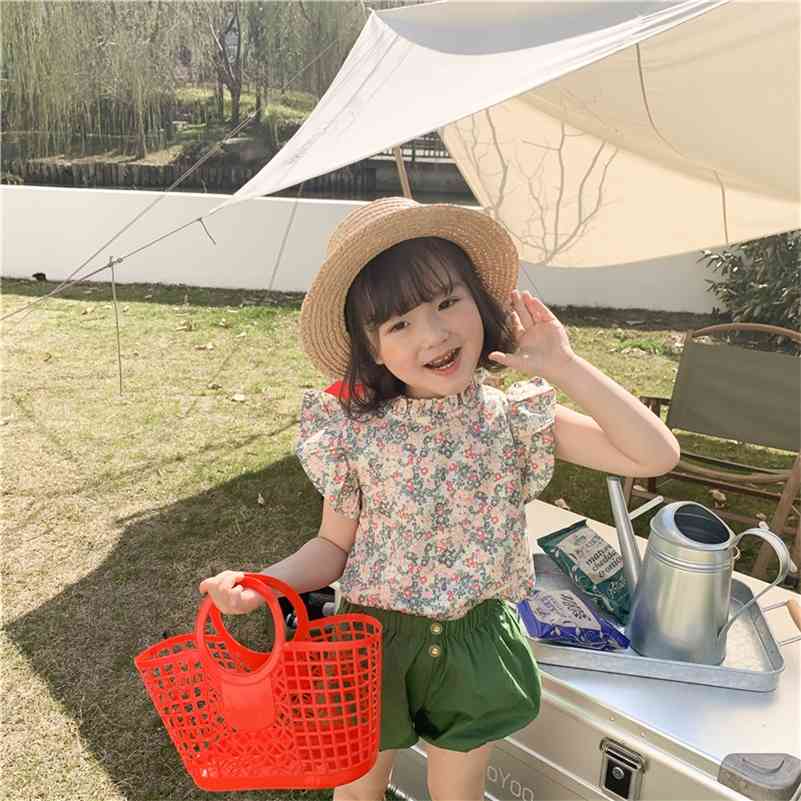 Summer baby girls cute floral fly sleeve Tops fashion cotton thin sleeveless doll blouses 210708
Summer baby girls cute floral fly sleeve Tops fashion cotton thin sleeveless doll blouses 210708