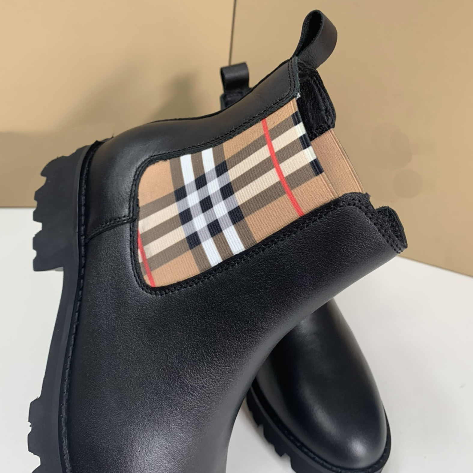 Designer fashion Chelsea women boots Classic stripe print Round head thick bottom retro texture Casual wild With logo, Black
Designer fashion Chelsea women boots Classic stripe print Round head thick bottom retro texture Casual wild With logo, Black