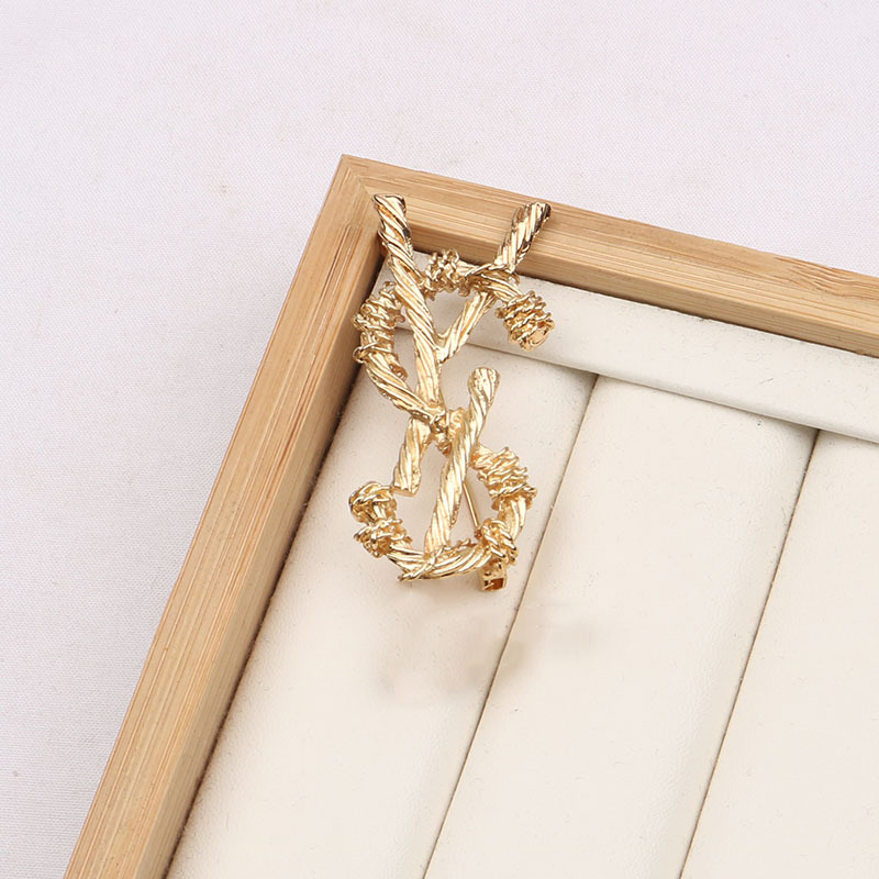 Famous Personality Gold Brand Luxury Desinger Brooch Women Rhinestone Letters Brooches Suit Pin Fashion Jewelry Clothing Decoration High Qua, Gray
Famous Personality Gold Brand Luxury Desinger Brooch Women Rhinestone Letters Brooches Suit Pin Fashion Jewelry Clothing Decoration High Qua, Gray