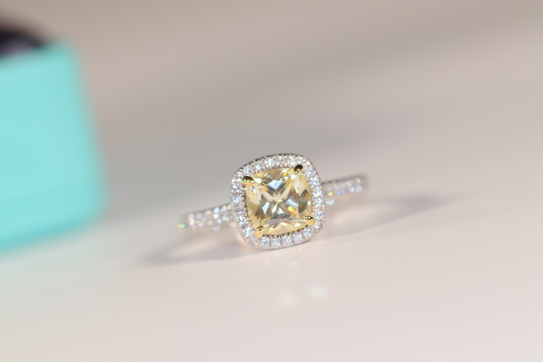 Luxury Solitaire Ring Seiko version of 925 sterling silver imported simulation full diamond one square diamond, Golden;silver
Luxury Solitaire Ring Seiko version of 925 sterling silver imported simulation full diamond one square diamond, Golden;silver