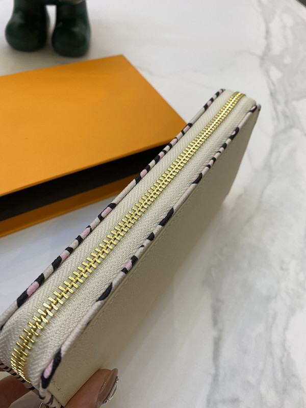 Black Cowhide Emboss Vertical Zippy Leopard Long Wallets Men and Women Fashion Clutch Bags Coin Purse Wild at Heart Designer, Add box
Black Cowhide Emboss Vertical Zippy Leopard Long Wallets Men and Women Fashion Clutch Bags Coin Purse Wild at Heart Designer, Add box