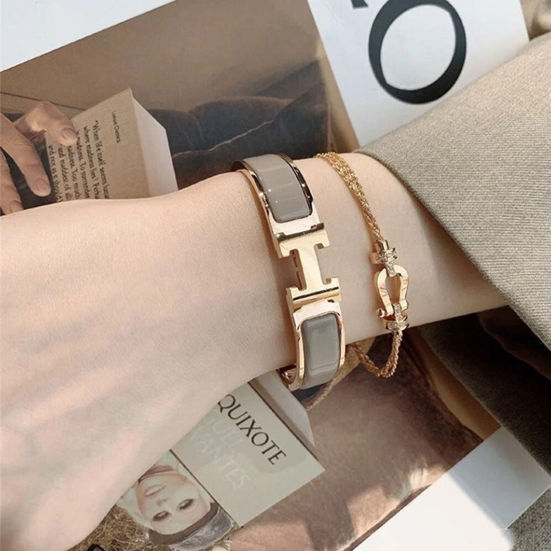 Classic letter buckle non fading Bracelet simple personality net red same titanium steel rose gold couple Bracelet
Classic letter buckle non fading Bracelet simple personality net red same titanium steel rose gold couple Bracelet