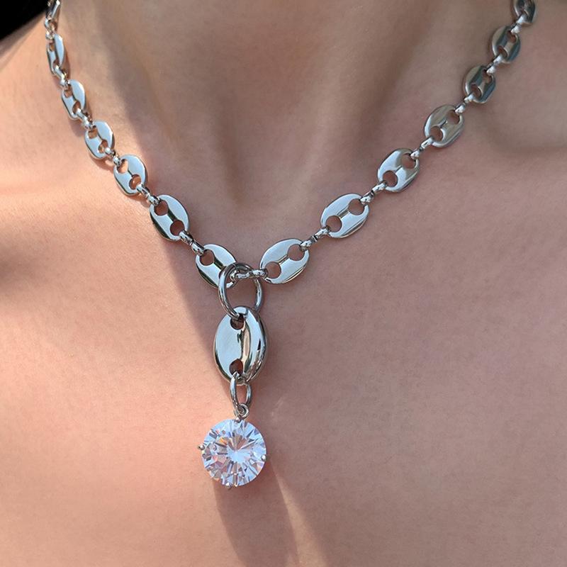 Chains SRCOI Shiny Zircon Short Pendant Necklace Thick Hollow Pig Nose Shape Clavicle Chain Chokers Jewelry Accessories Temperament, Silver
Chains SRCOI Shiny Zircon Short Pendant Necklace Thick Hollow Pig Nose Shape Clavicle Chain Chokers Jewelry Accessories Temperament, Silver