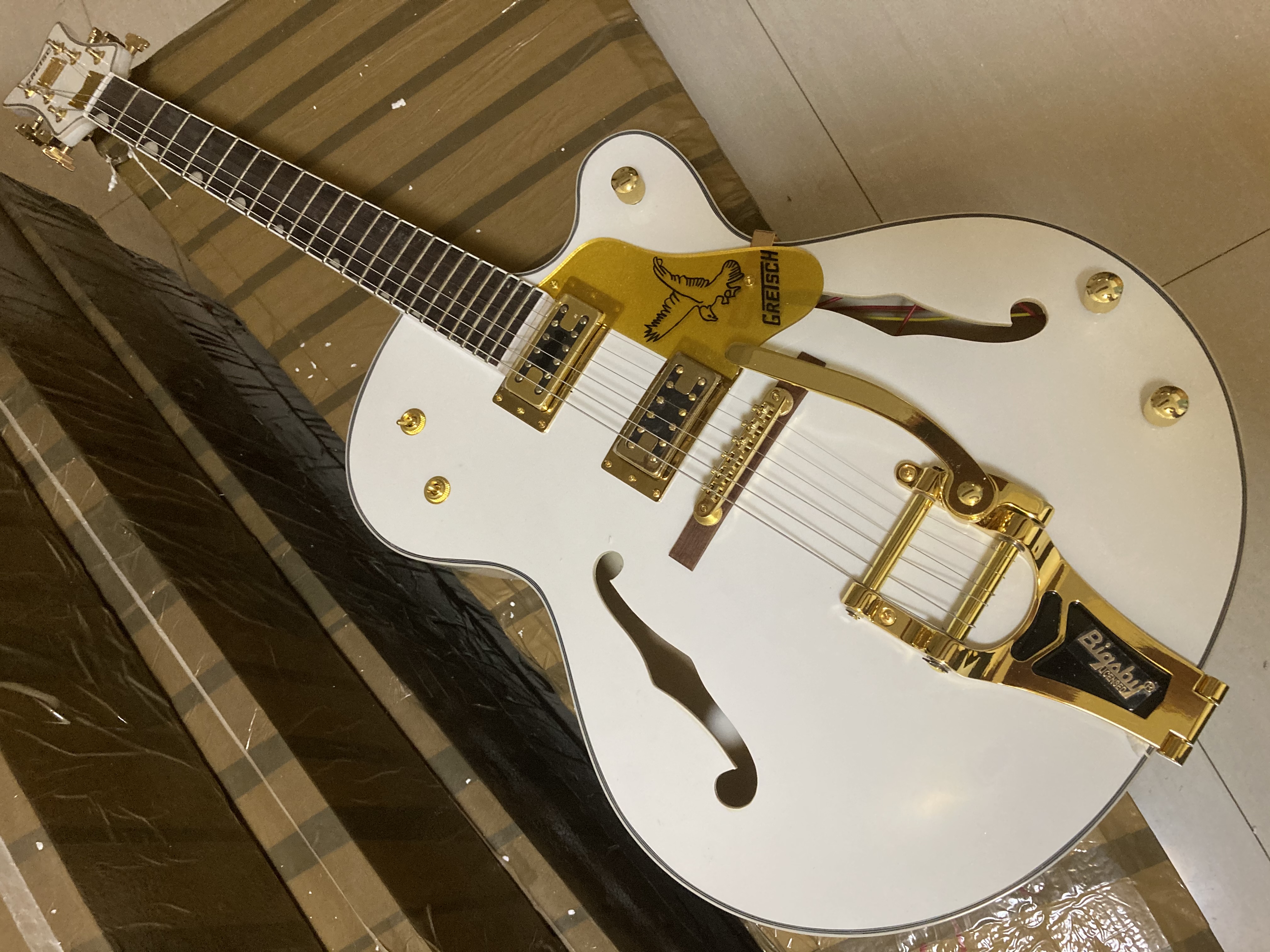 Factory Custom THE WHITE FALCON 6120 Semi Hollow Body Jazz Tuners Electric Guitar With Tremolo
Factory Custom THE WHITE FALCON 6120 Semi Hollow Body Jazz Tuners Electric Guitar With Tremolo