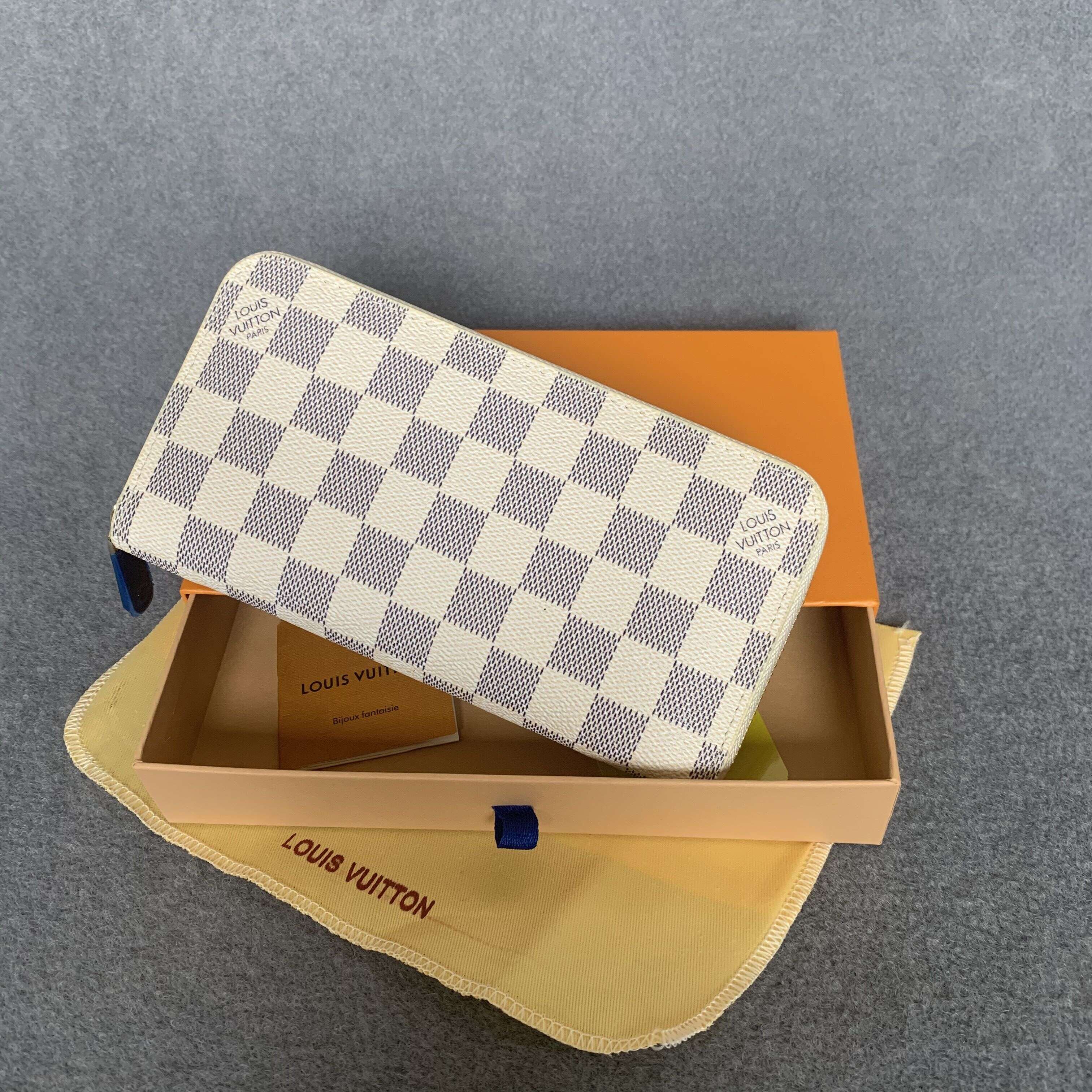 GGLVLOUIS
VITTONYSL
VUTTON Designers Leather Single Zipper Long Wallets Evening Bags Coin Purse Embossed Clutch Wallet With Box serial number 17, 01
GGLVLOUIS
VITTONYSL
VUTTON Designers Leather Single Zipper Long Wallets Evening Bags Coin Purse Embossed Clutch Wallet With Box serial number 17, 01